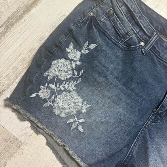 NWT Torrid Embroidered Floral Jean Shorts Size 20 - Picture 4 of 5